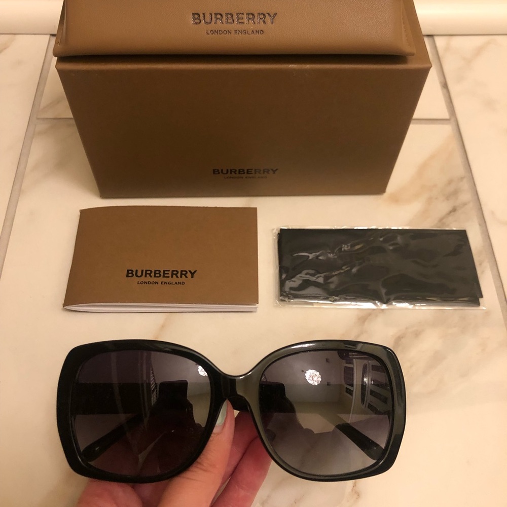🔥NEW BURBERRY SUNGLASSES 🔥 - Picture 12 of 12